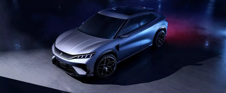 BYD Song L создан в стиле серии Dynasty на платформе e-Platform 3.0. Образ электромобиля получился стильный. Плавные линии капота, узкие фары с росчерками указателей поворотов, фальшивая решетка радиатора. На рельефном бампере - воздухозаборники и дневные ходовые огни.