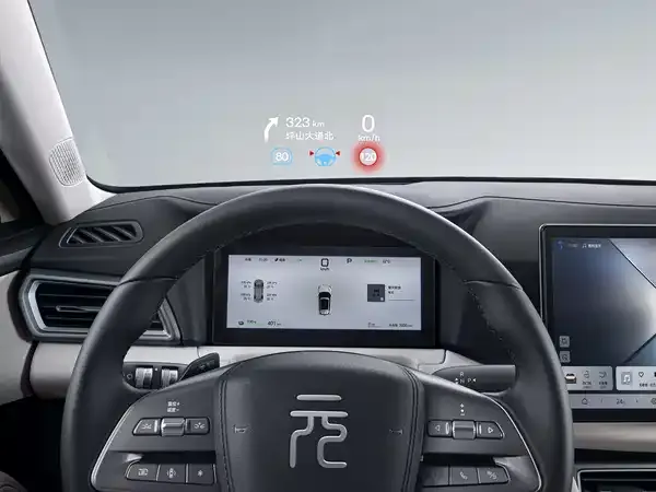 Увидеть будущее
Образ BYD Yuan Plus создавал Вольфган Эггер — легенда автомобильного дизайна, ранее стоявший во главе дизайн‑отделов Audi и Alfa Romeo: в этой модели читается его фирменный взгляд на будущее автопрома.