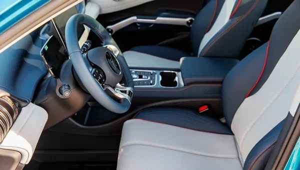 Функциональный салон
Салон BYD Yuan Plus продуман до мелочей — в нём с комфортом разместятся пять пассажиров.