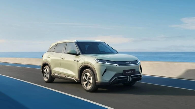 Эстетичный дизайн Dragon Face
Передняя часть BYD YUAN UP выполнена в соответствии с концепцией дизайна Dragon Face, олицетворяя гармоничное сочетание мощи и элегантности.