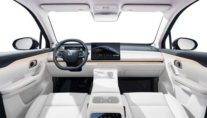 C16 EV предлагает всё, что вы ожидаете от дорогого автомобиля — и больше: панорамная крыша, память сидений, Dolby Audio, автопарковка, 3 дисплея и современные ассистенты.
