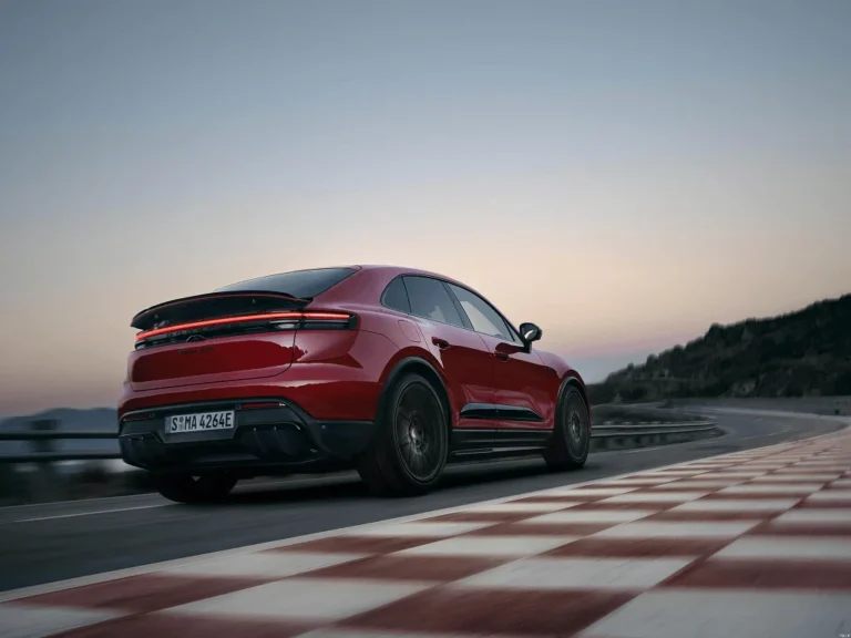 E-Performance.
Типично для Porsche: до 300 kW (408 PS)¹ и крутящий момент 650 Nm¹, мощный полный привод и выдающаяся динамика движения.