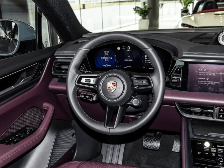 Porsche Digital Interaction.
Новый пользовательский интерфейс Porsche DI устанавливает новые стандарты благодаря интуитивно понятному управлению, настраиваемым виджетам и современному дизайну.